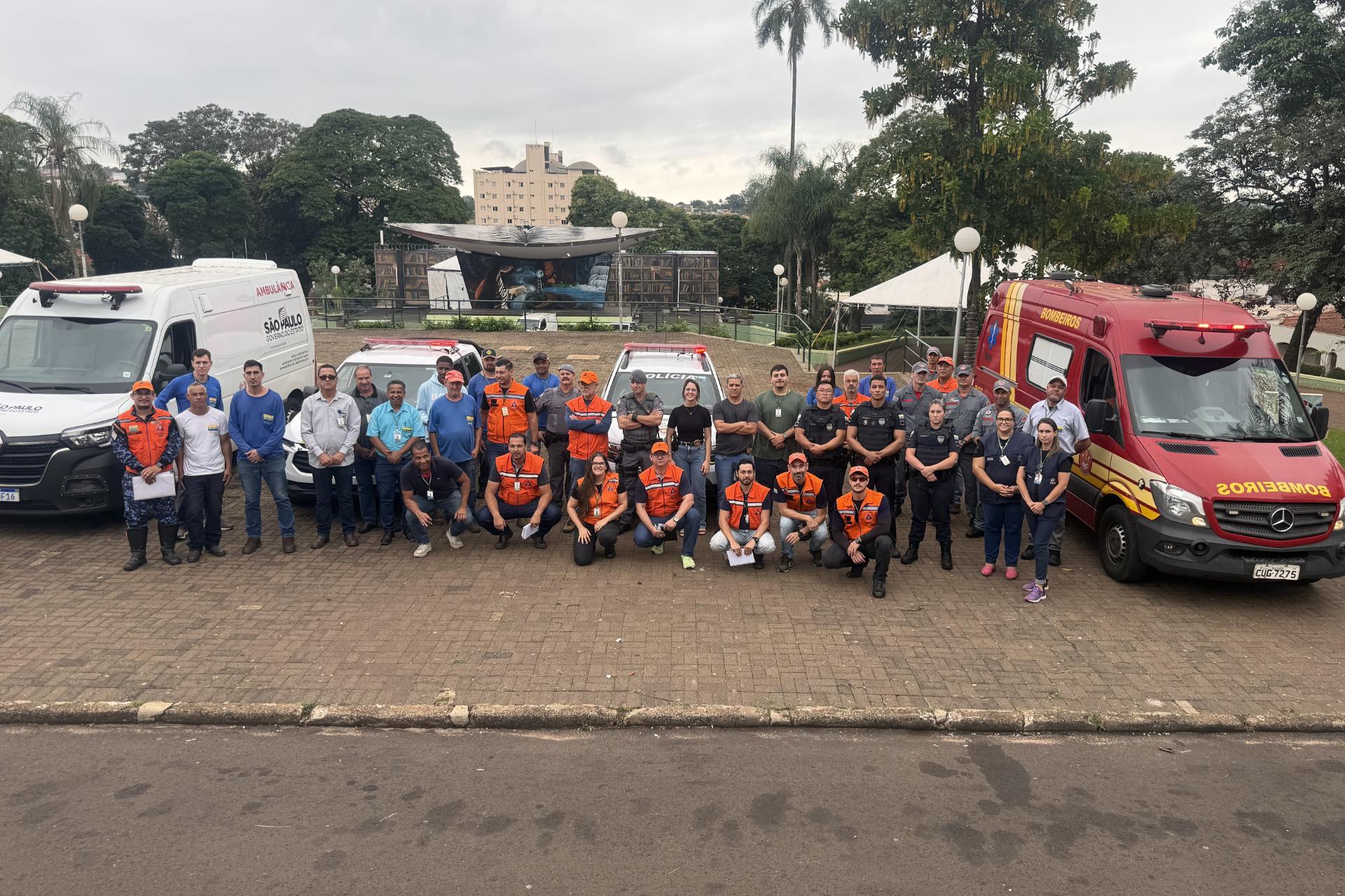 O simulado integrou equipes que compõem o Plano de Contingência Municipal e também contou com a participação de comerciantes e moradores da área considerada de risco alto para inundação.