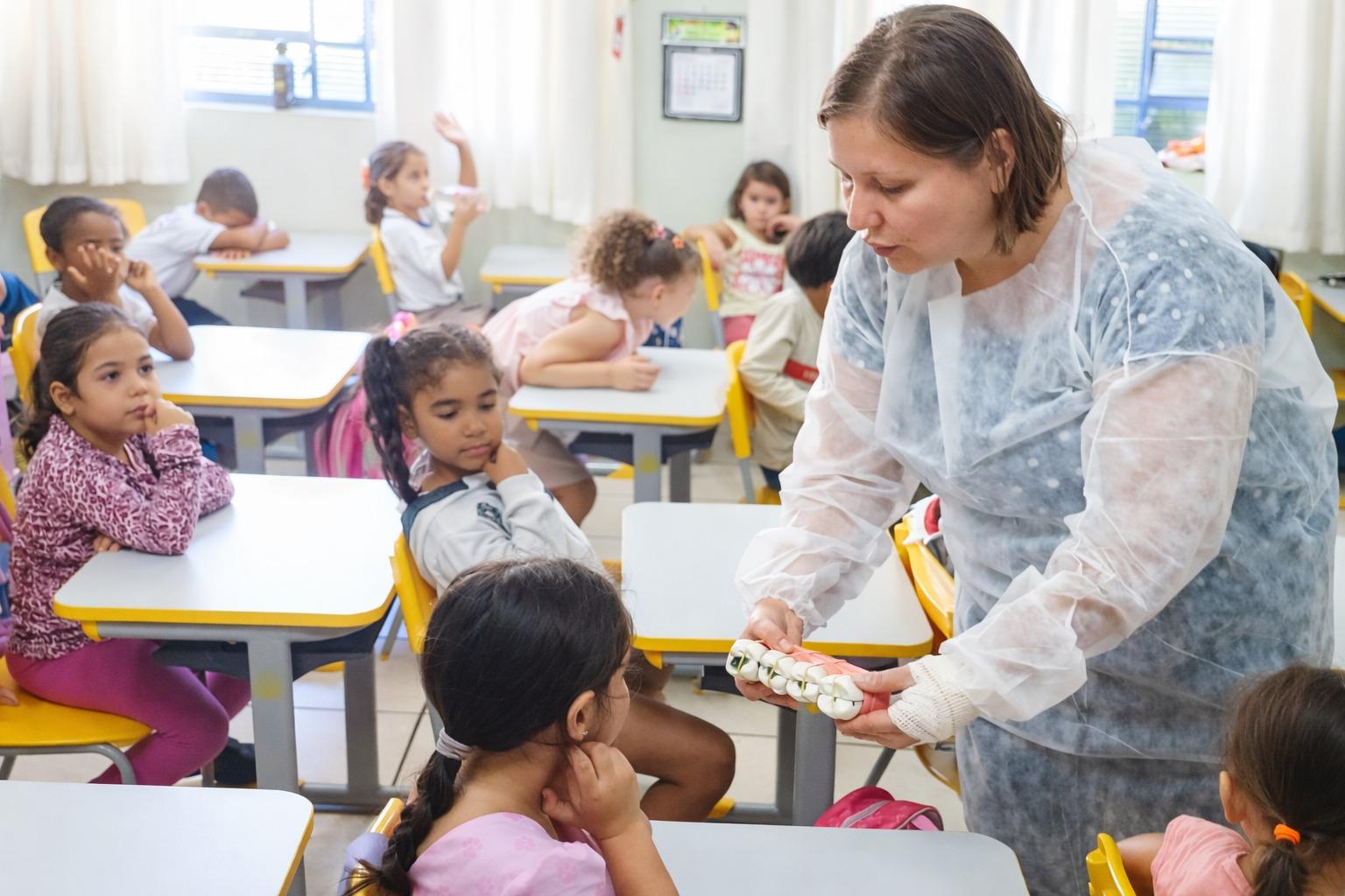 Saúde e Educação desenvolvem ação de orientação sobre higiene bucal nas escolas municipais