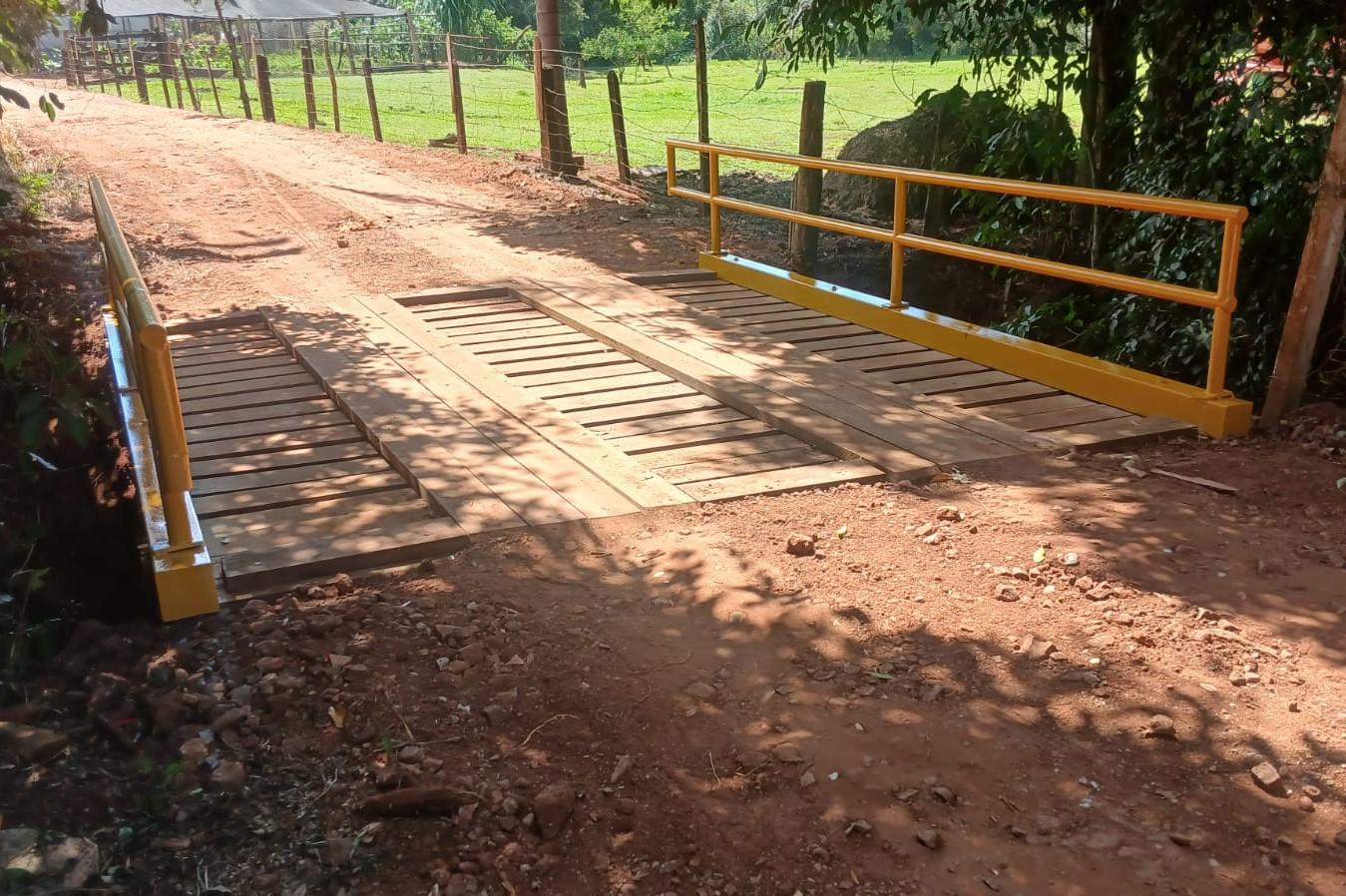 Manutenção em ponte no Córrego do Cateto melhora acesso no distrito de Alfredo Guedes
