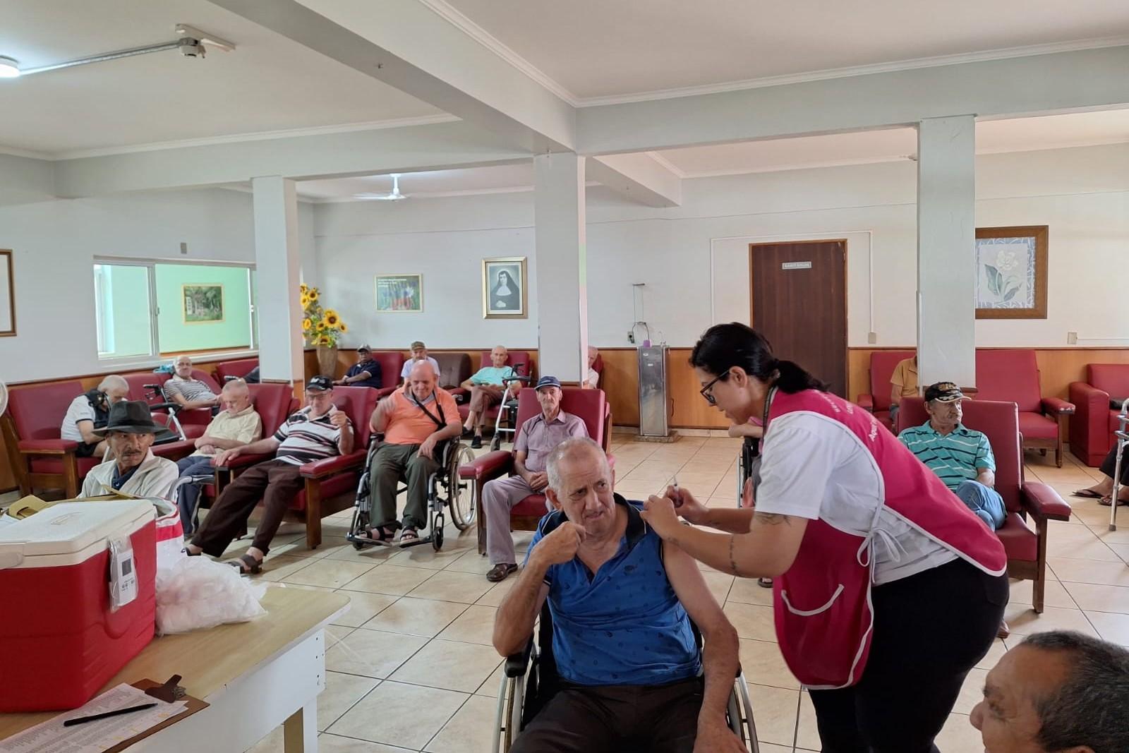 A ação tem como objetivo ampliar a cobertura vacinal entre o público idoso, especialmente aqueles com maior vulnerabilidade, como os institucionalizados.