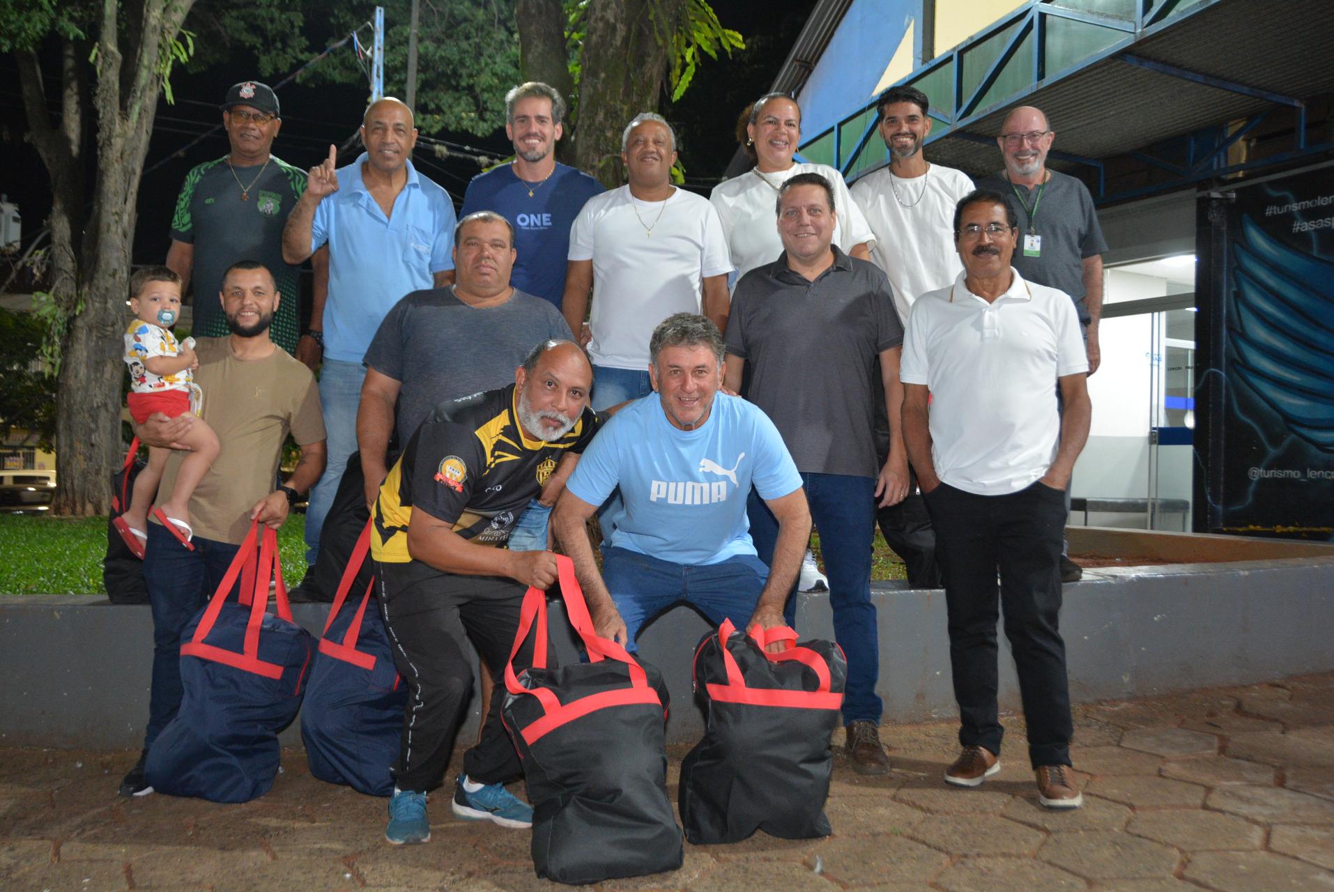 Nas fotos, momentos do encontro para a entrega de kits de material esportivo ao representantes dos projetos sociais