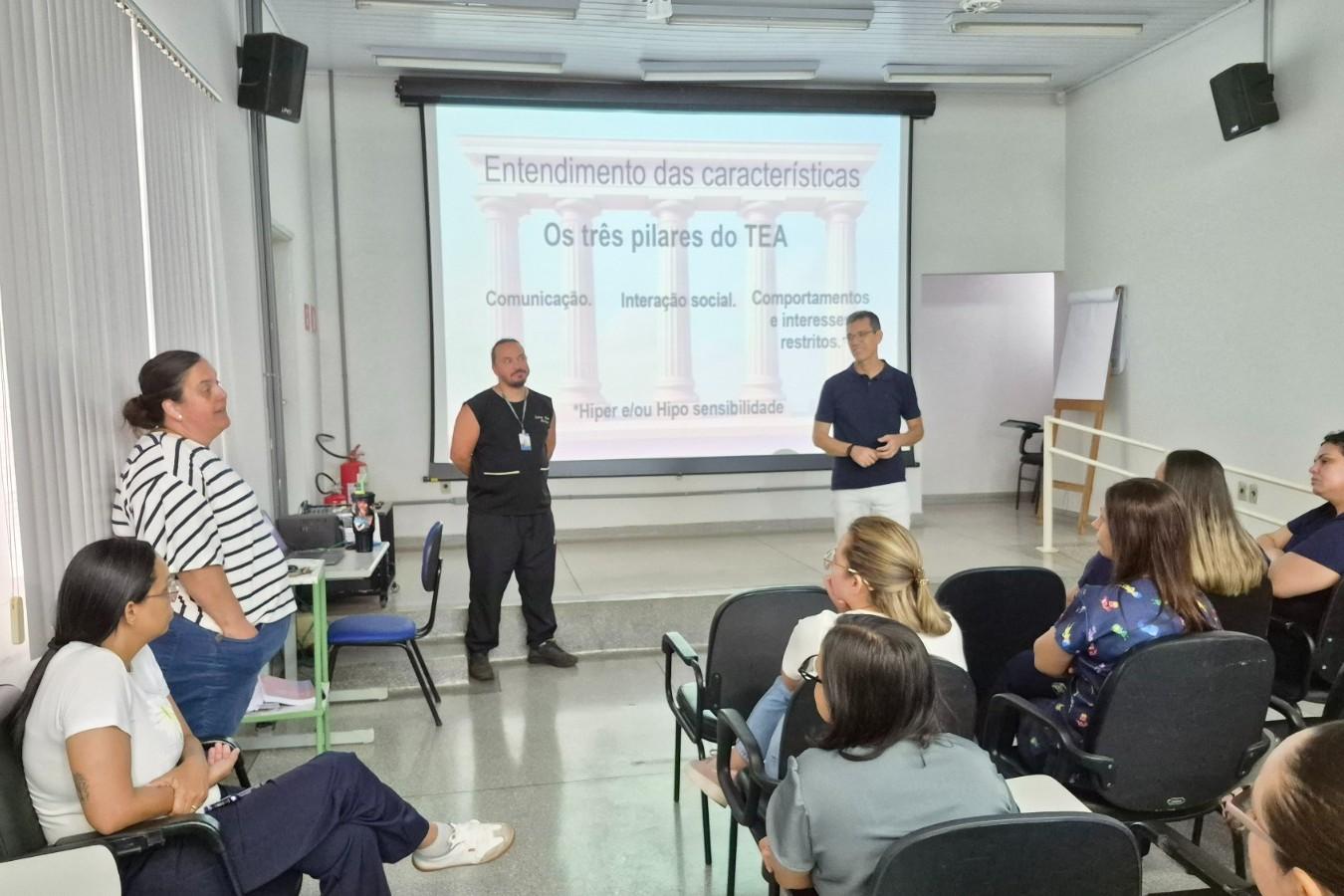 Entre as iniciativas promovidas durante o mês, a Secretaria de Saúde realizou palestras de capacitação no auditório da pasta, voltadas a técnicos e auxiliares de enfermagem, além de enfermeiros da rede municipal de saúde.