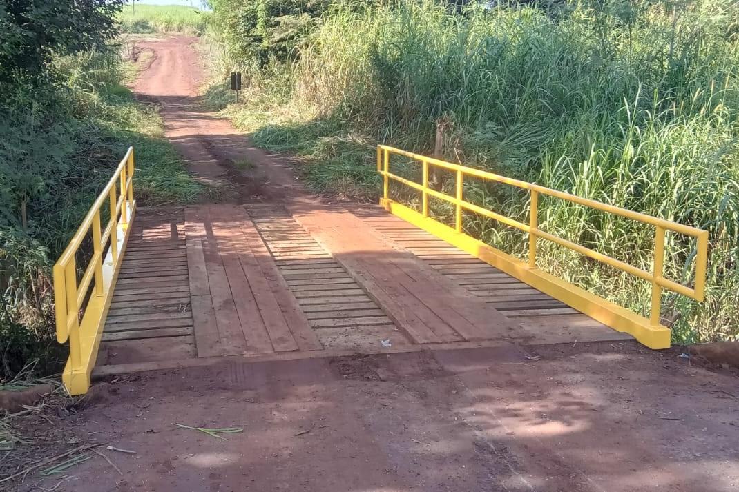 A Prefeitura segue realizando ações de manutenção e recuperação em diferentes pontos do município, com foco na conservação da infraestrutura rural e na melhoria das condições de tráfego.
