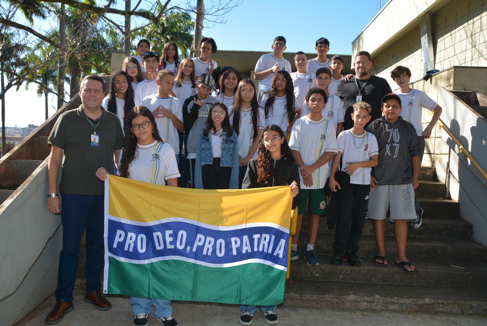 Escola na Prefeitura - prefeito recebe alunos da Escola Idalina Canova de Barros