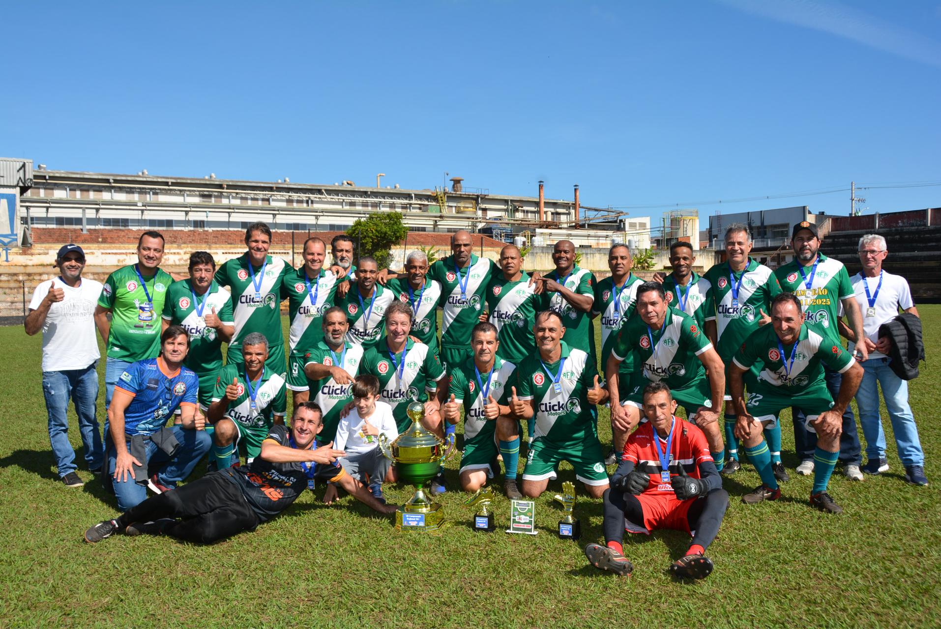 Nas fotos, momentos da cerimônia de premiação realizada após a decisão do Campeonato Regional