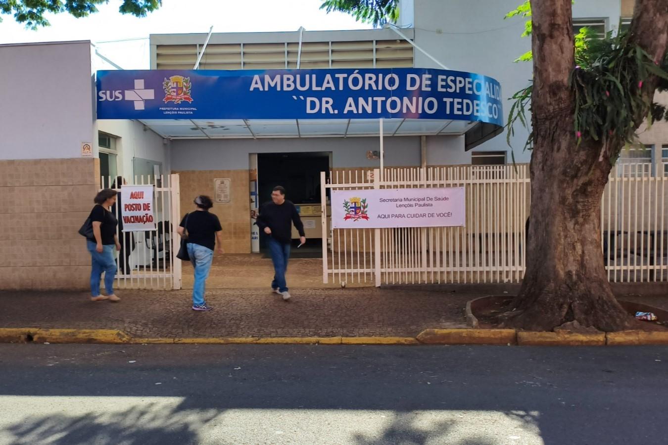 Além da vacinação, as equipes realizaram a conferência das carteiras vacinais e orientaram a população sobre os critérios de imunização, garantindo que cada pessoa recebesse o atendimento adequado conforme sua situação vacinal.