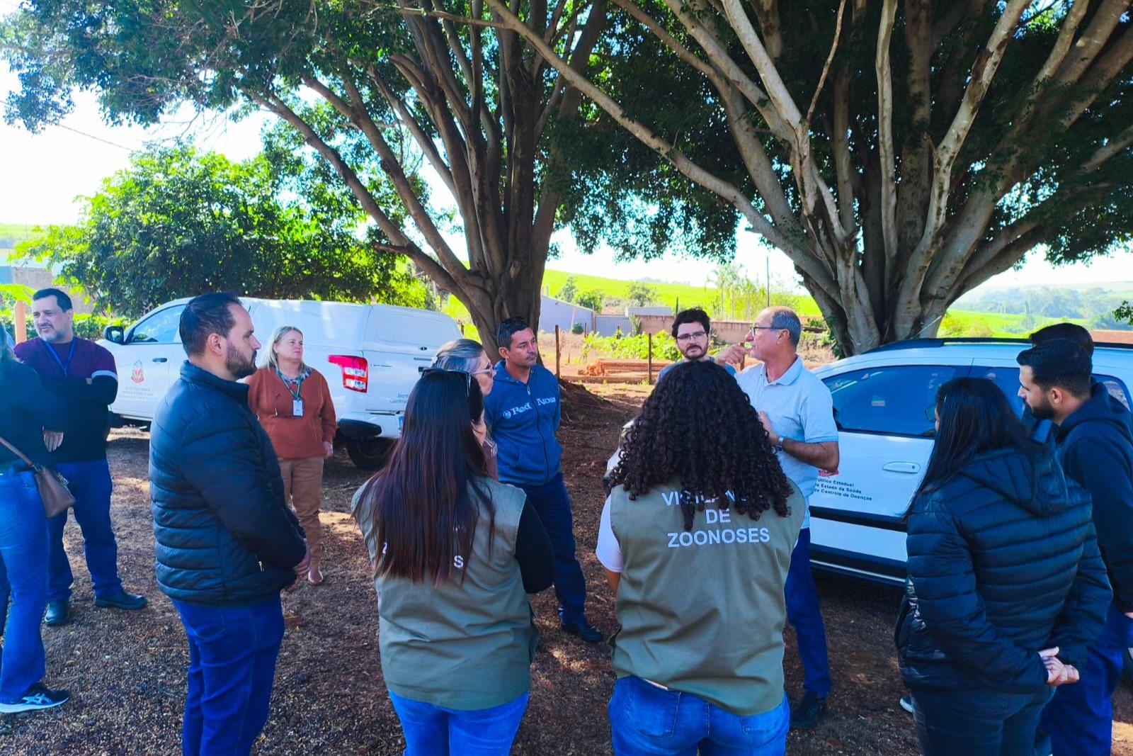 Durante o encontro, as equipes alinharam estratégias para fortalecer a vigilância epidemiológica e ambiental, além de definir os próximos procedimentos relacionados à investigação do caso confirmado da doença registrado no município.