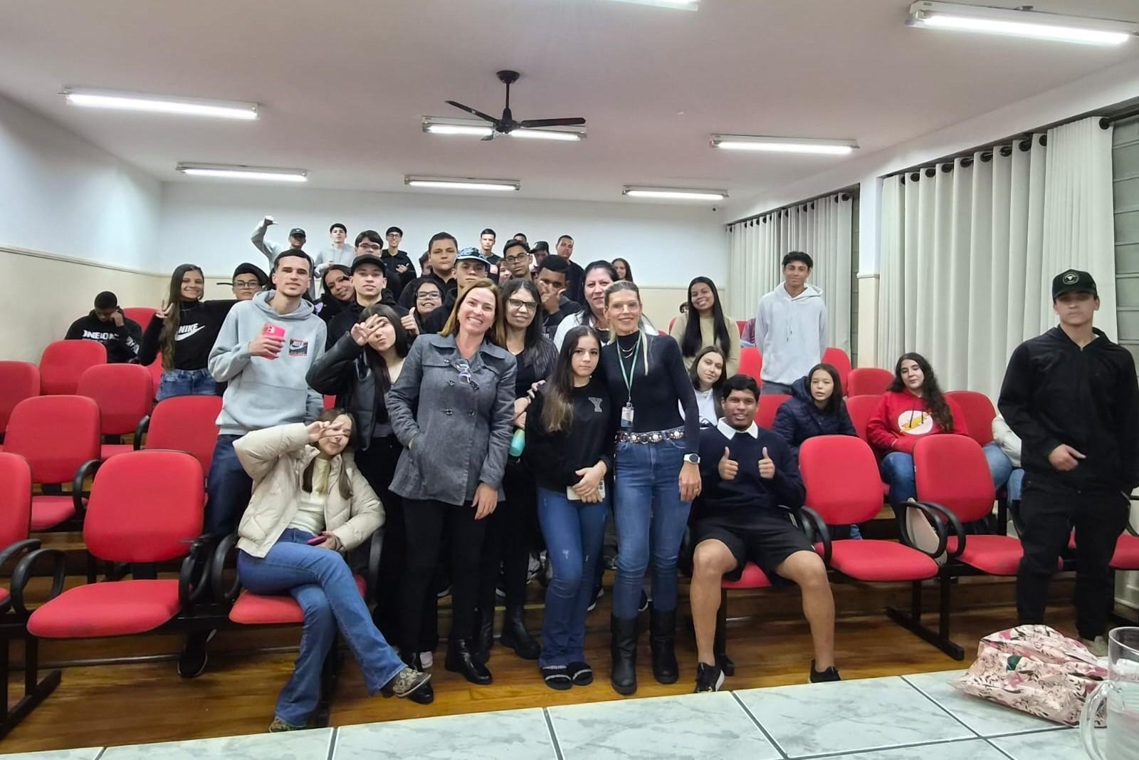 Dra. Mariska conversa com alunos da Escola Estadual Virgílio Capoani sobre os riscos do uso abusivo de álcool, tabaco e vape na adolescência