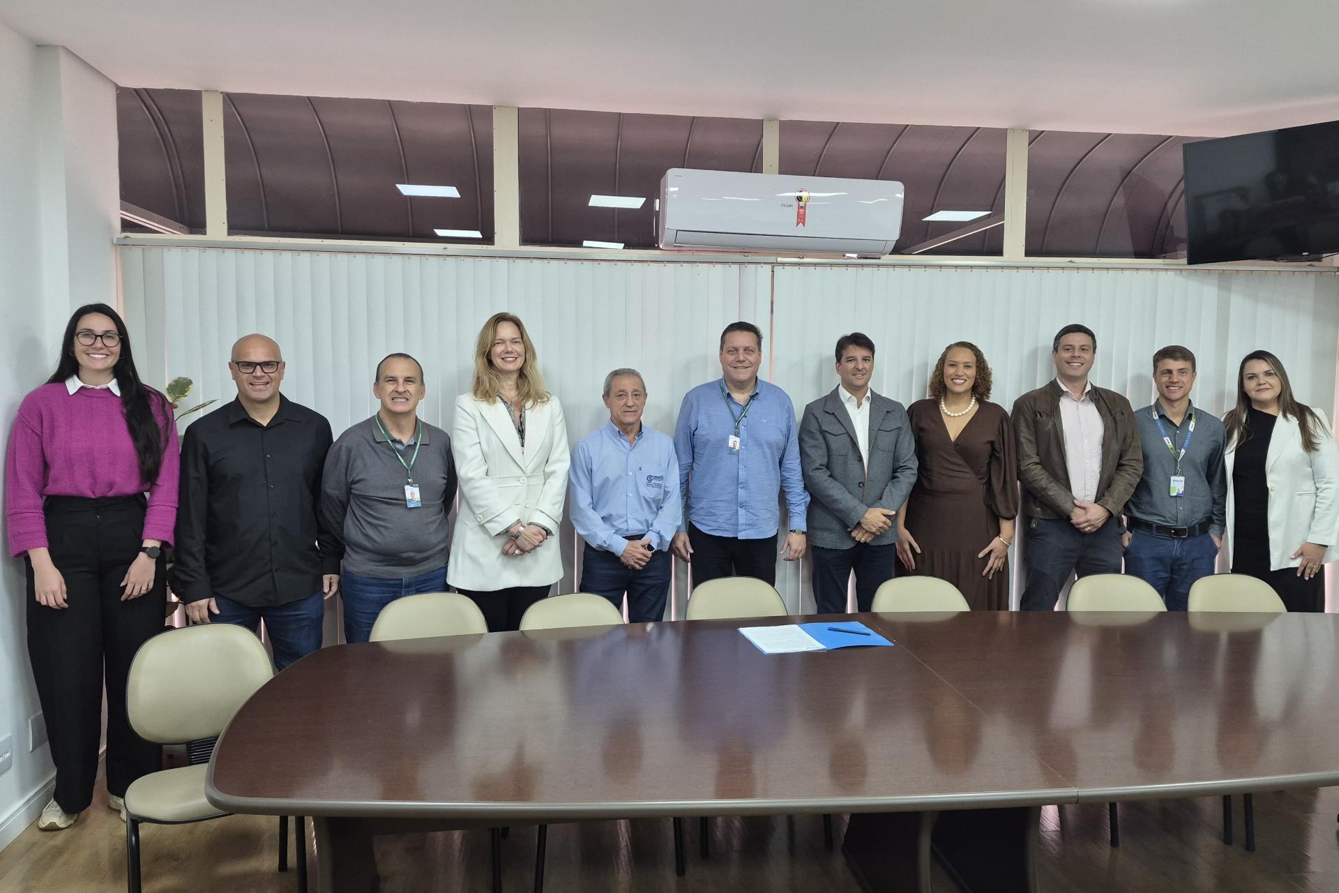 Prefeito André Sasso, Manoel Browne, secretários e integrantes da Bracell durante assinatura de parceria para cursos no CMFP