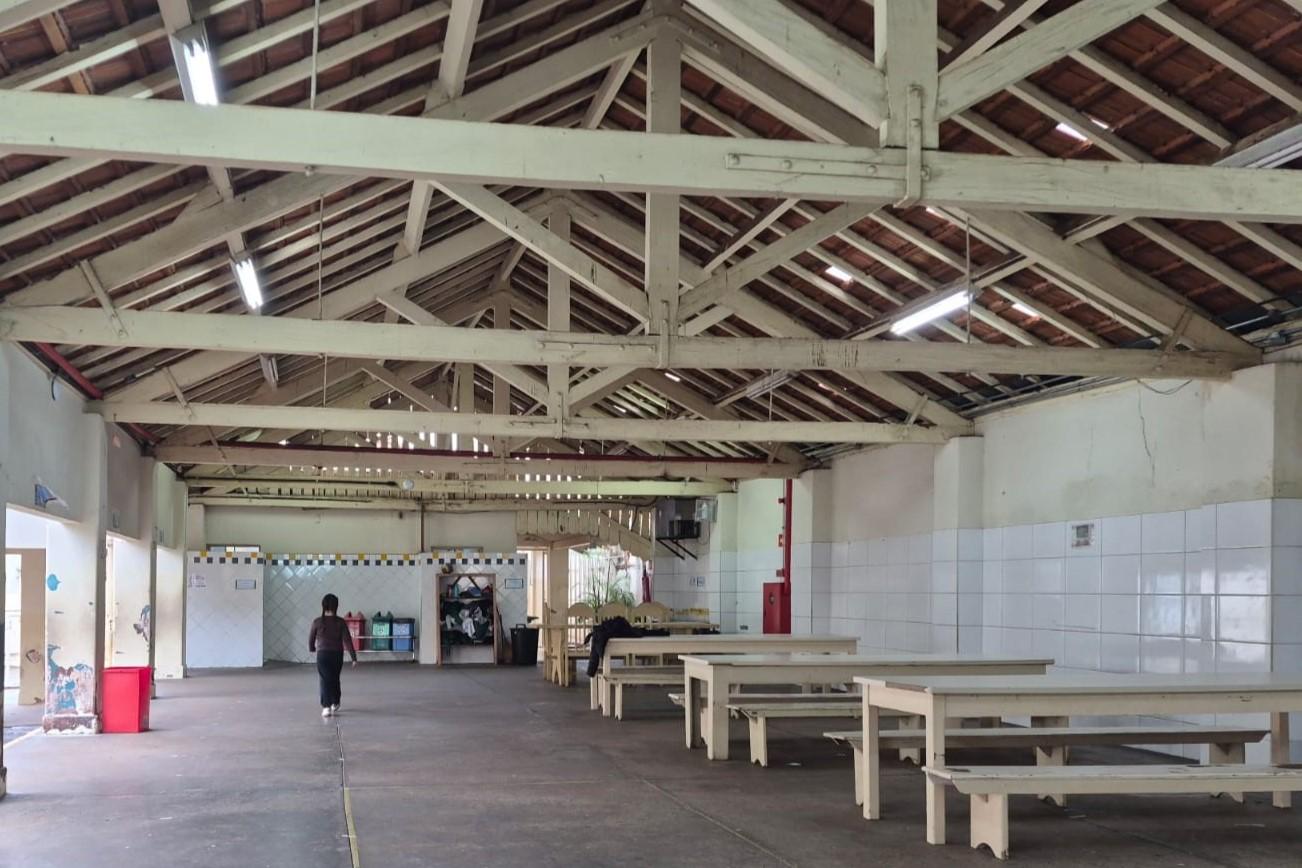 Escola Esperança de Oliveira terá sistema tecnológico para controle de pombos