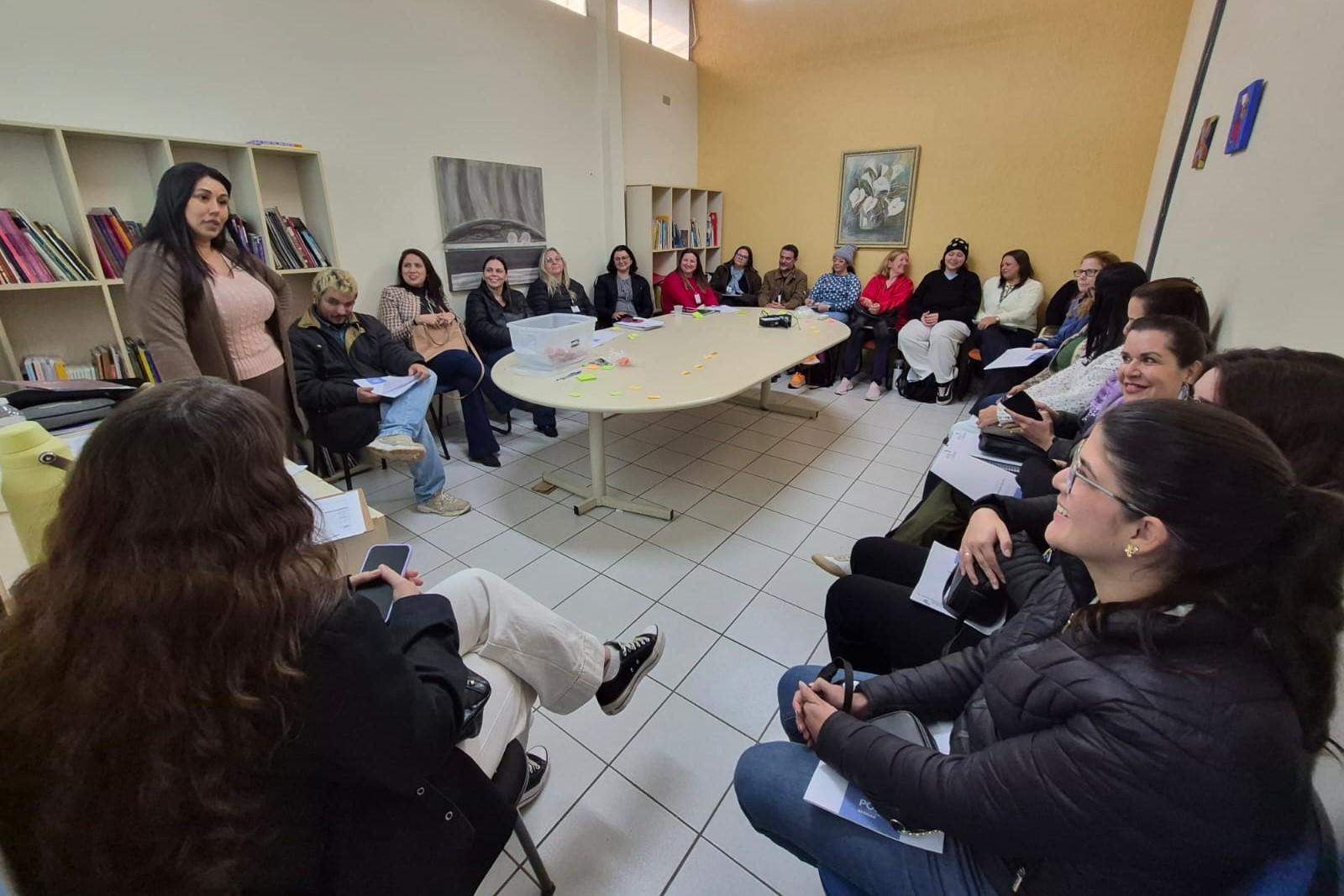 A Educação tem objetivo de proporcionar aprimoramento pessoal e pedagógico a docentes e monitores do período integral