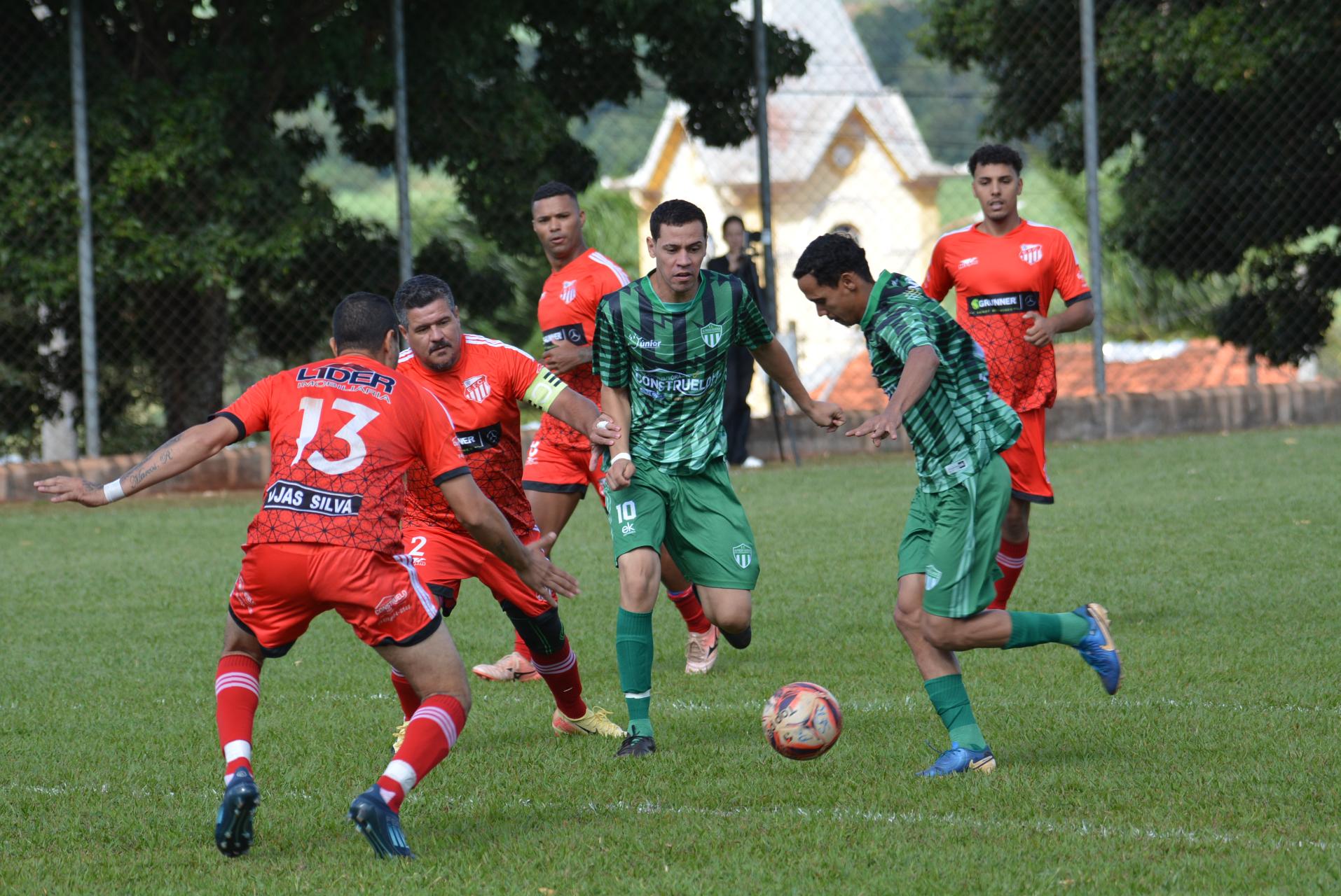 Alfredo Guedes (uniforme verde) entra em campo no domingo, 26, pela Série B, no Estádio Eugênio Paccola (Cecap). Na foto, decisão do Torneio do Trabalhador entre Alfredo Guedes e Nacional (arquivo/Prefeitura 2026)