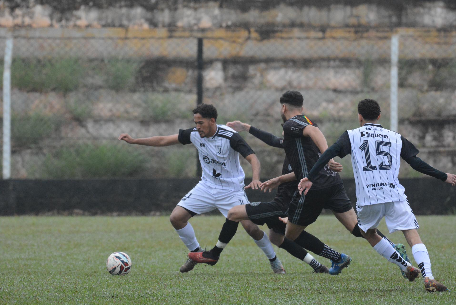 Na foto, lance do jogo entre União Monte Azul (uniforme preto) e Juventus disputado no Estádio Municipal Archangelo Brega