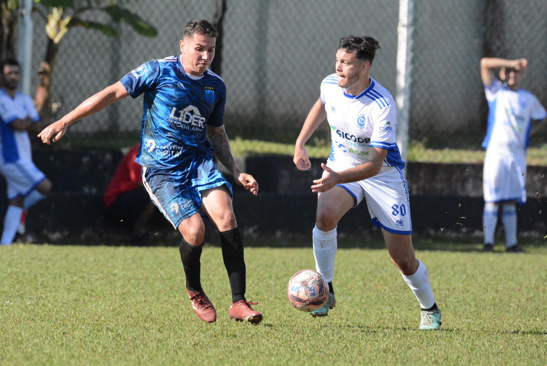 Nas fotos, lance do jogo entre União Primavera e União Monte Azul