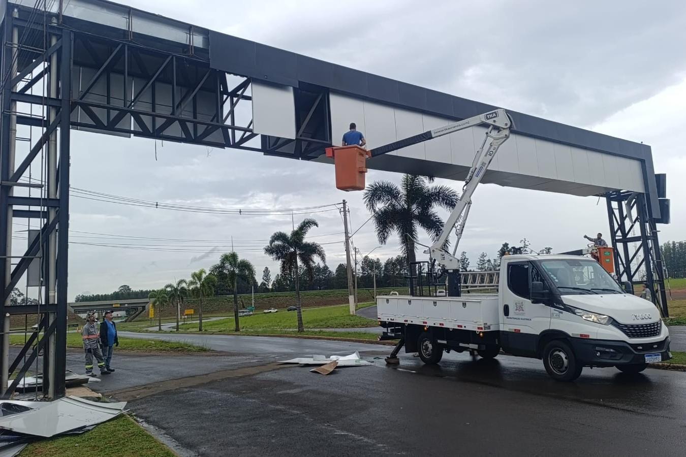 Equipes da Prefeitura realizam a retirada preventiva das placas do pórtico localizado na Rua Alvino dos Santos, ao lado do Terminal Rodoviário.