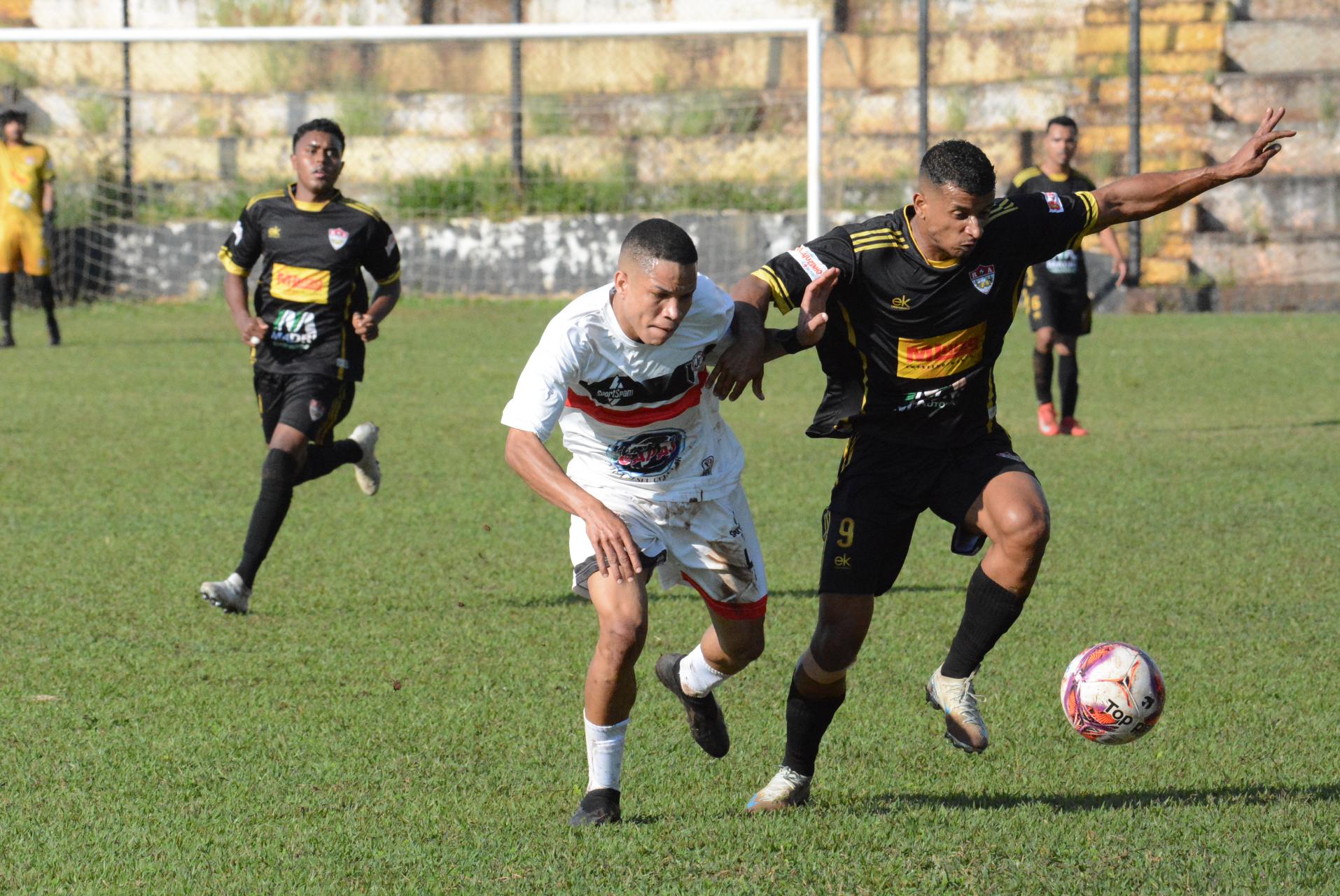 Nas fotos, lances dos jogos disputados no Estádio Archangelo Brega (Bregão) no domingo, 9