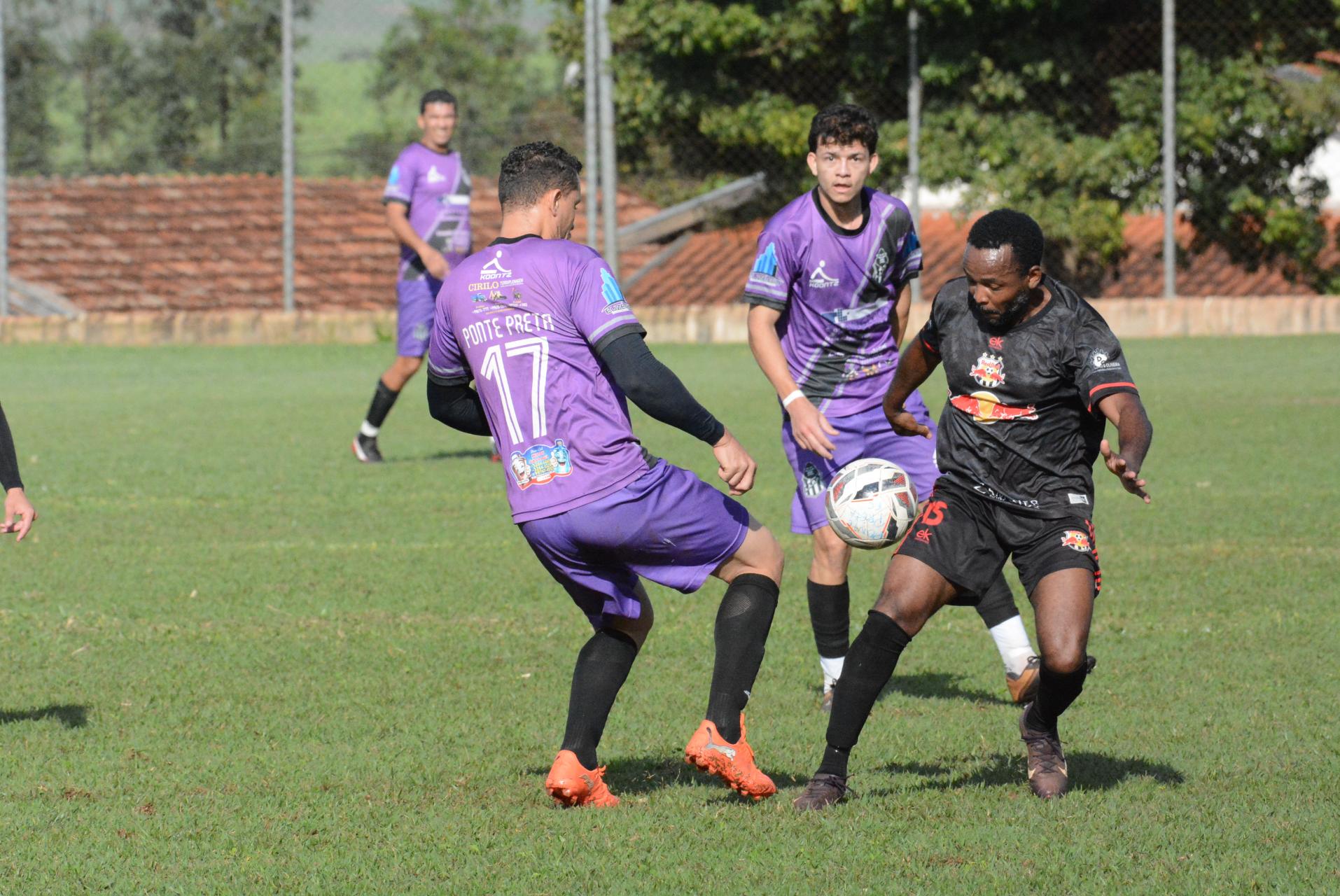 Nas fotos, lances dos jogos de ida das semifinais da Série B