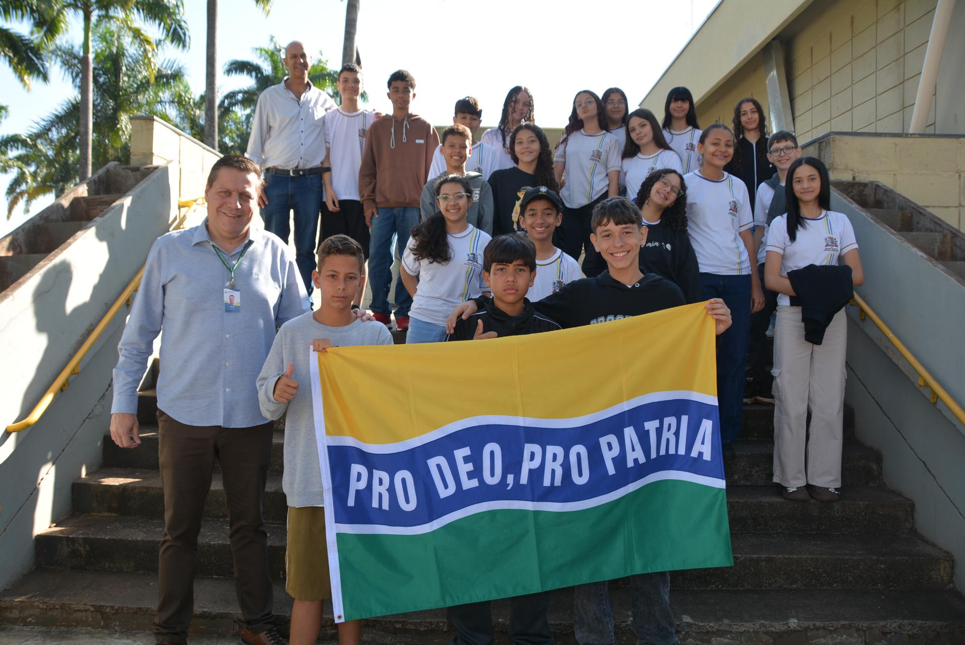Alunos da Escola Guiomar Borcat, durante encontro com o prefeito André Sasso, na manhã desta quinta-feira, 20
