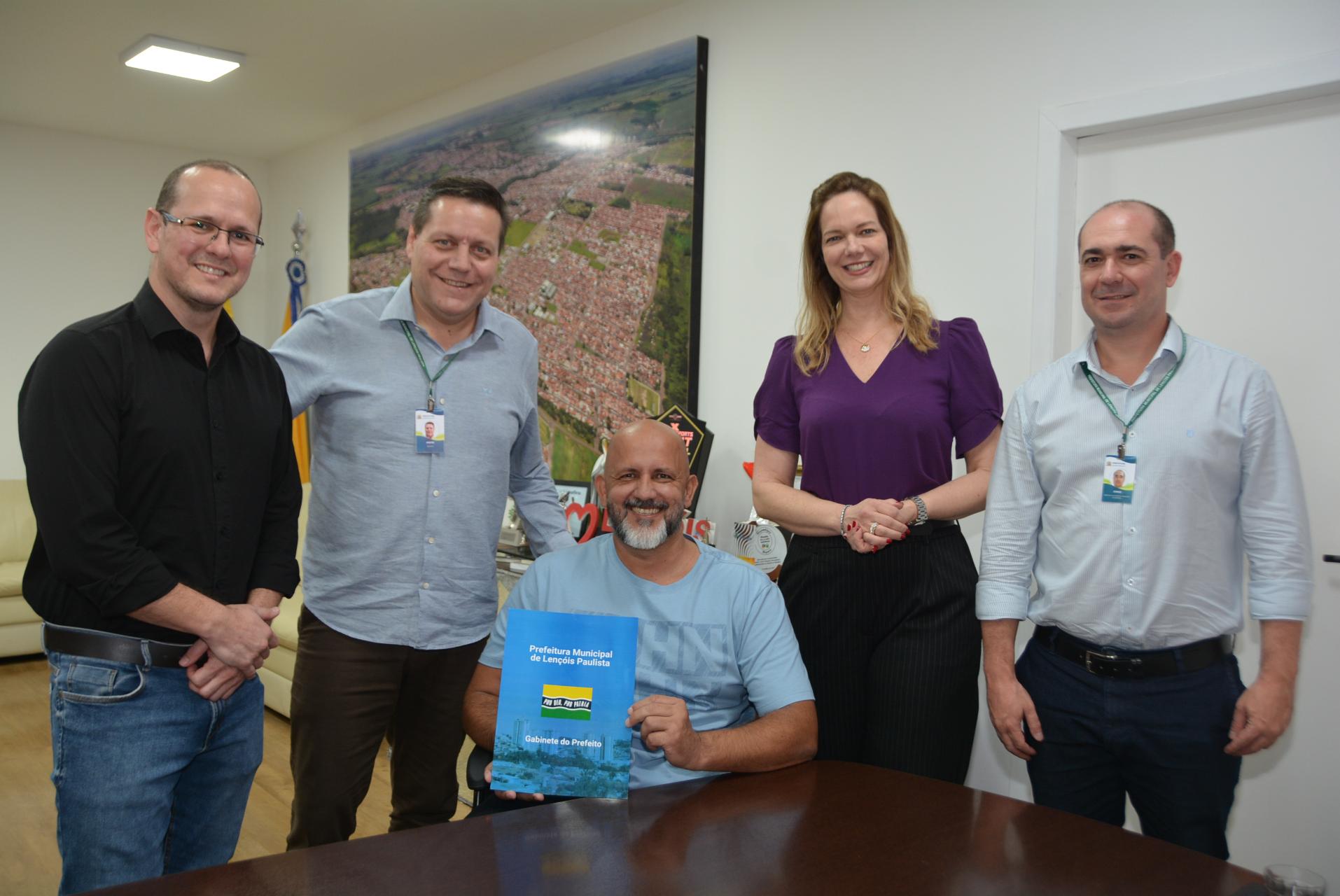 Durante o encontro, o prefeito André Sasso formalizou a entrega de escritura definitiva ao empresário  Tiago Brunaldi Salvador