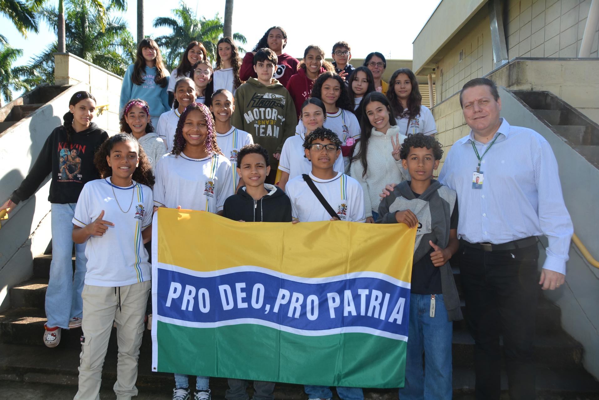 Os alunos da Escola Guiomar Fortunata Coneglian Borcat durante encontro realizado nesta quinta-feira, 217, com o prefeito André Sasso