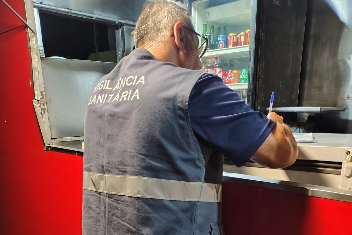 Equipe da Vigilância Sanitária orienta comerciante ambulante durante ação realizada em agosto; visitas também esclareceram pontos da Portaria CVS nº 3/2026.