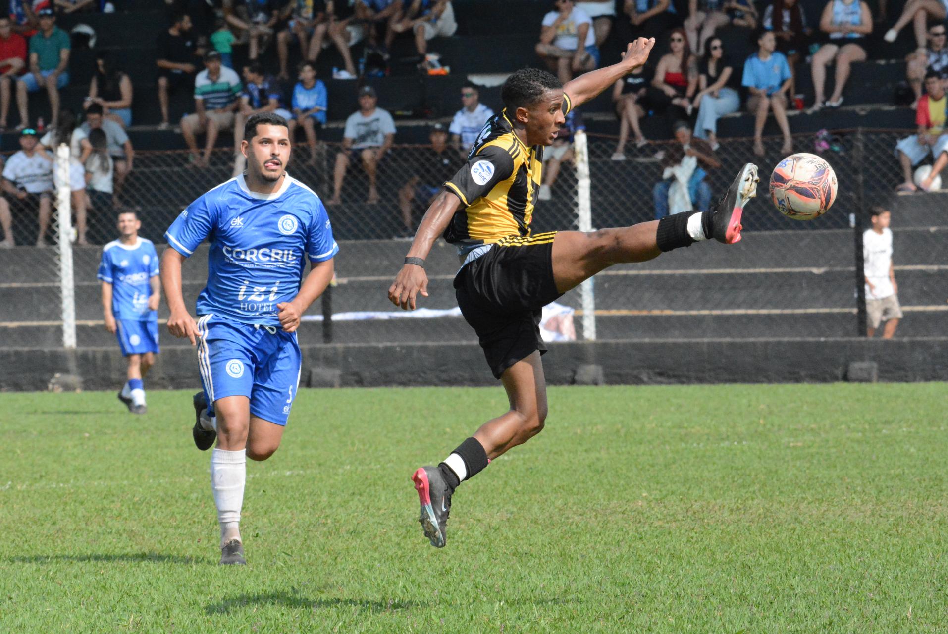 Nas fotos, lances do jogo entre Raça Carolina (uniforme amarelo e preto) e União Monte Azul