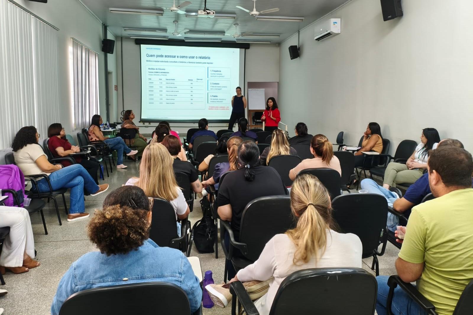 Capacitação realizada no auditório da Secretaria de Saúde reuniu 40 enfermeiros da Atenção Primária para atualização sobre o cuidado e manejo do Diabetes Mellitus.