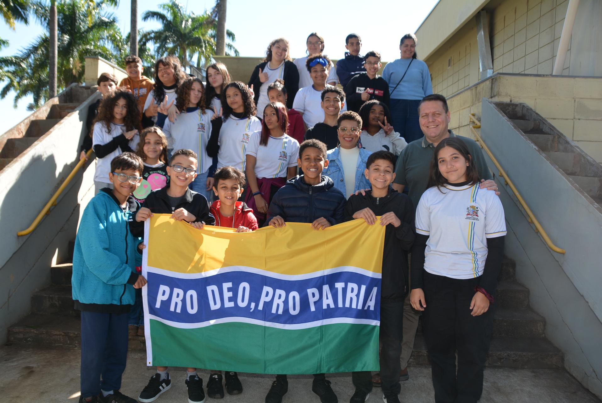 Na foto, alunos da Escola Guiomar durante encontro com o prefeito André Sasso