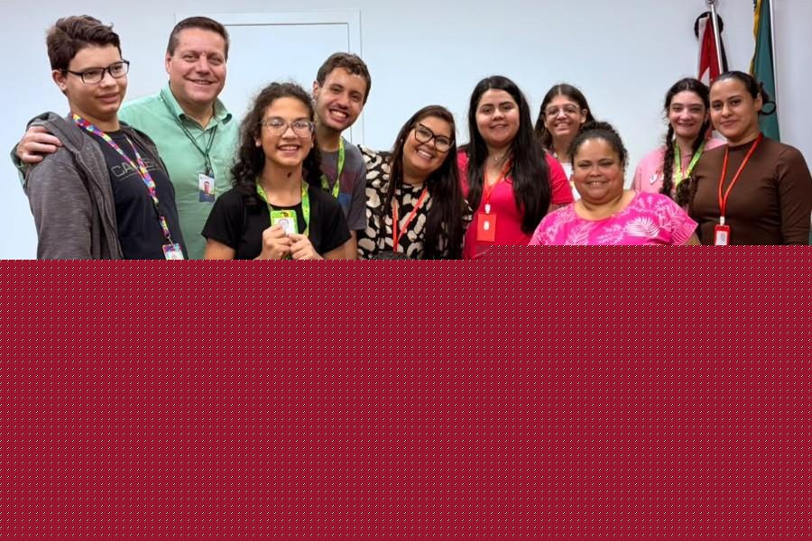 Alunos do Atendimento Educacional Especializado (AEE) da Escola Estadual PEI Virgílio Capoani entregaram ao prefeito André Sasso o convite para a Semana Verde 2026, que acontece de 21 a 25 de setembro.