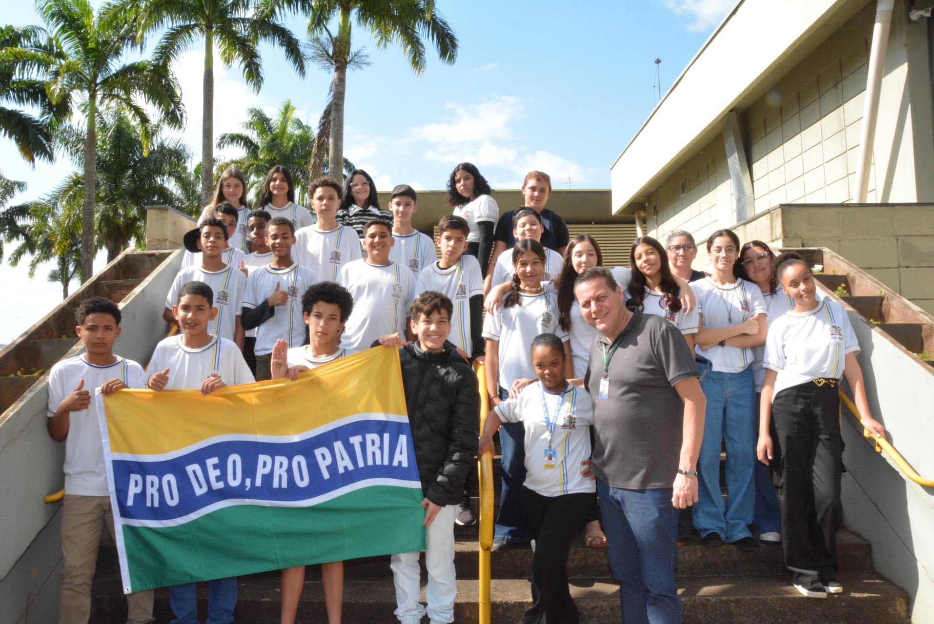 Alunos da Escola Guiomar Fortunata durante encontro com o prefeito André Sasso, Cagarete