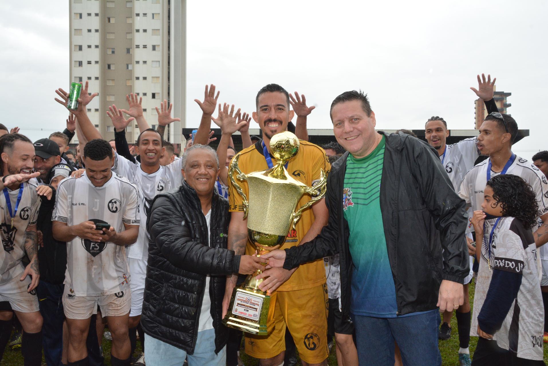 Nas fotos, lances da decisão entre JF (uniforme branco) e União Primavera e entrega de troféus e medalhas