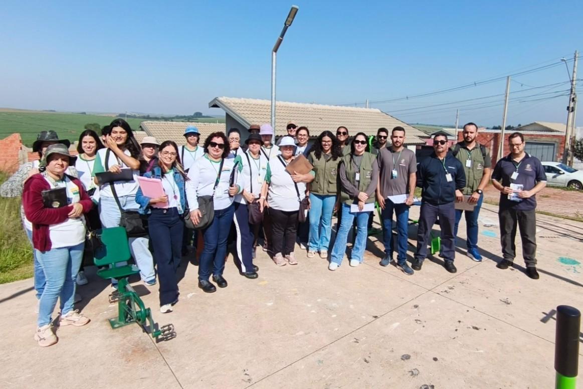 Adriana Santana, chefe de Seção de Vigilância em Saúde, e Helton Damacena, chefe de Seção de Sustentabilidade e Educação Ambiental, acompanharam a ação que reuniu ACS e ACE em visitas às residências do Jardim Yvonne.