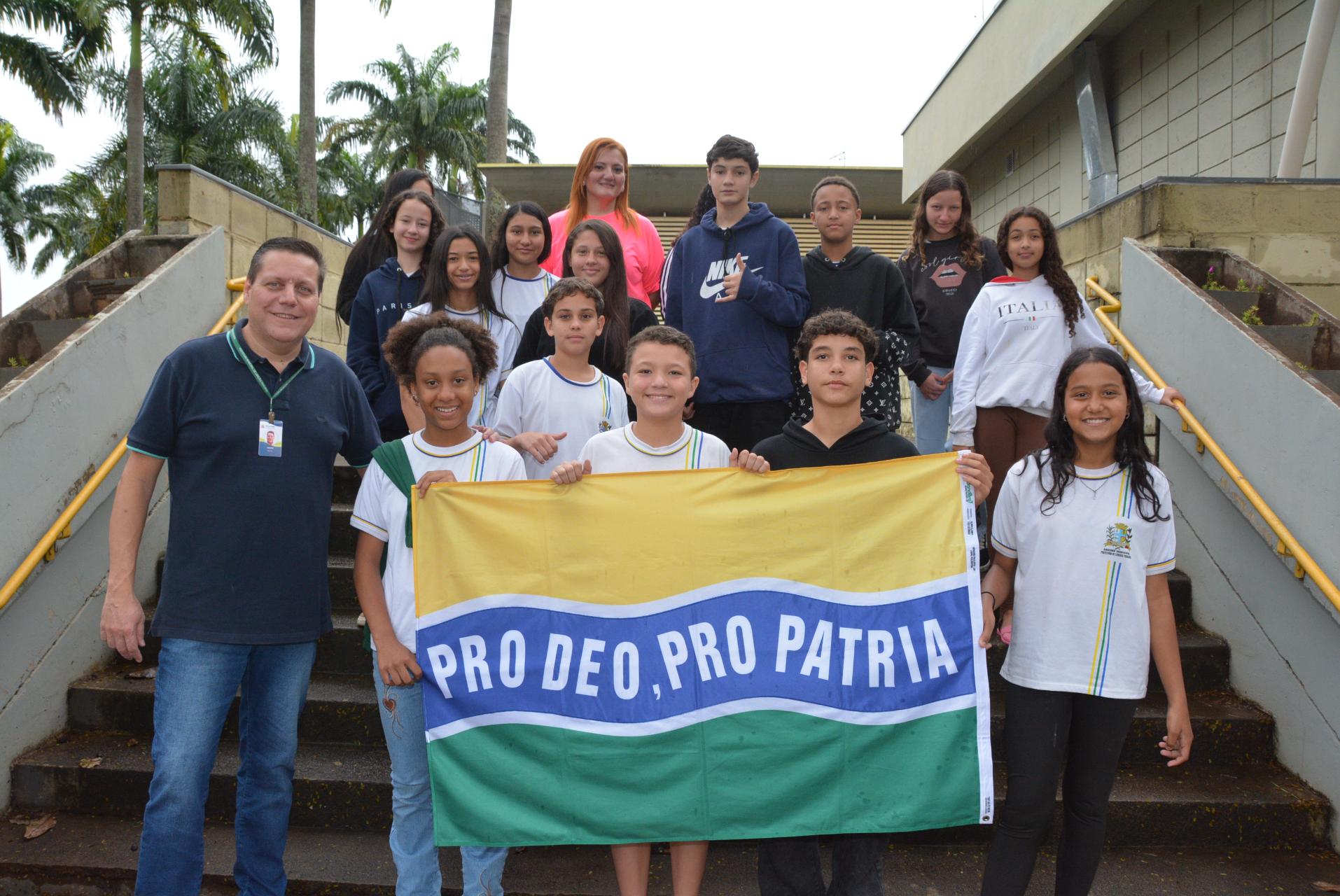 Alunos da Escola Guiomar participaram de encontro com o prefeito André Sasso e conheceram a Câmara Municipal; na secretaria de Educação, foram recebidos pelo secretário da pasta, professor Guto