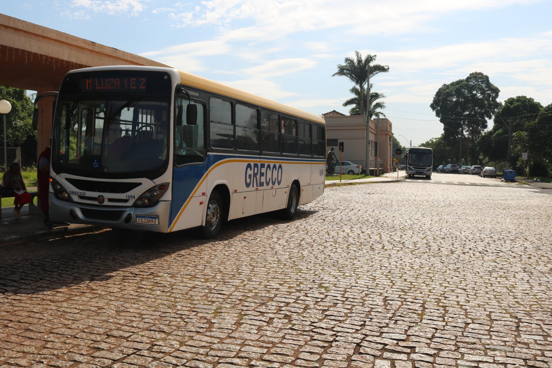 Como não haverá cobrança de passagem, o embarque e desembarque deverão ser feitos pela porta traseira dos veículos