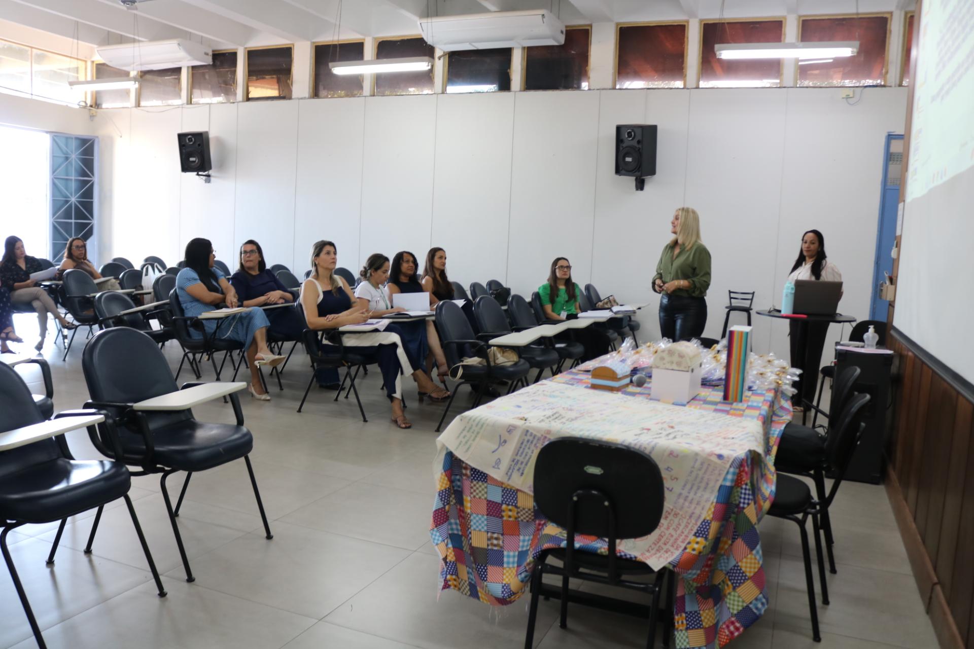 O Pro-LEEI tem objetivo de promover a formação continuada dos profissionais da Educação Infantil, fortalecendo as práticas pedagógicas relacionadas à linguagem oral, à leitura e à escrita