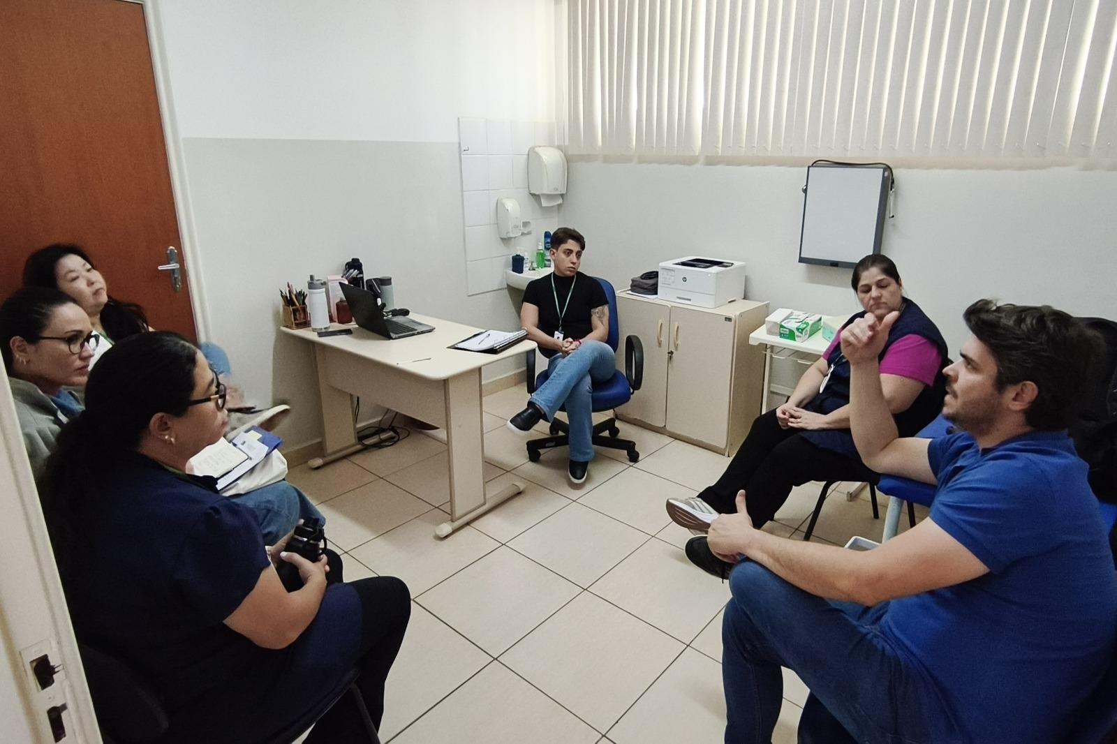 Nesta primeira etapa, os profissionais apresentam a proposta às equipes e realizam um levantamento das características e necessidades da população idosa atendida em cada território.