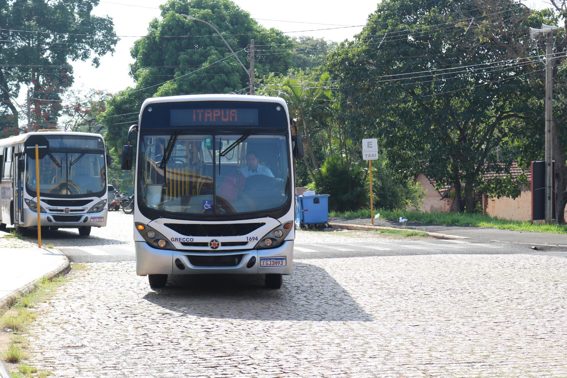 Como não haverá cobrança de passagem, o embarque e desembarque deverão ser feitos pela porta traseira dos veículos.