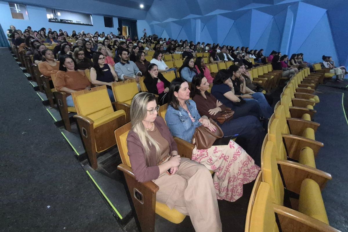 O encontro promoveu reflexões sobre o protagonismo feminino na ciência e a contribuição do conhecimento científico para a prática educacional