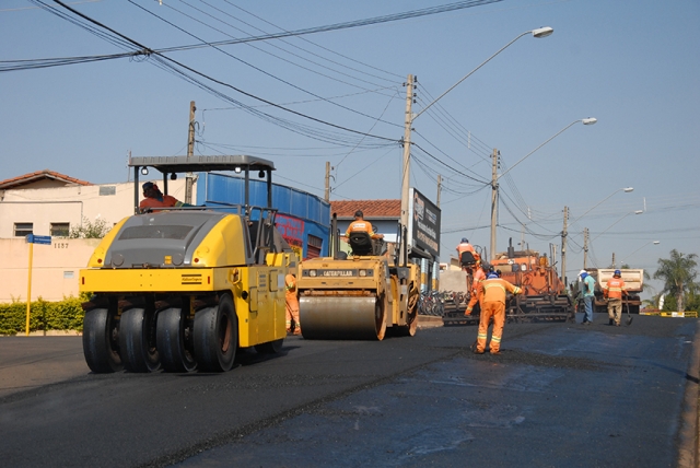 Equipes da empresa Siqueira durante a execução das obras na rua Guaianazes