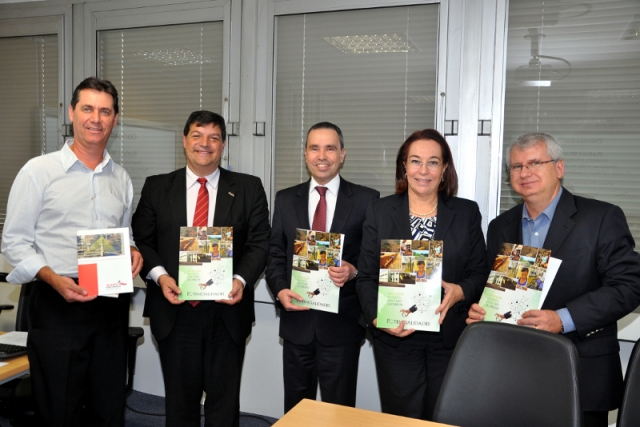 Diretor de Desenvolvimento, Altair Toniolo, Prefeita Bel com representantes do Investe SP e Secretário de Desenvolvimento Econômico, Nelson Baeta
