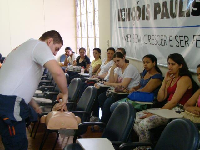 Profissional do SAMU faz demonstração de atendimento