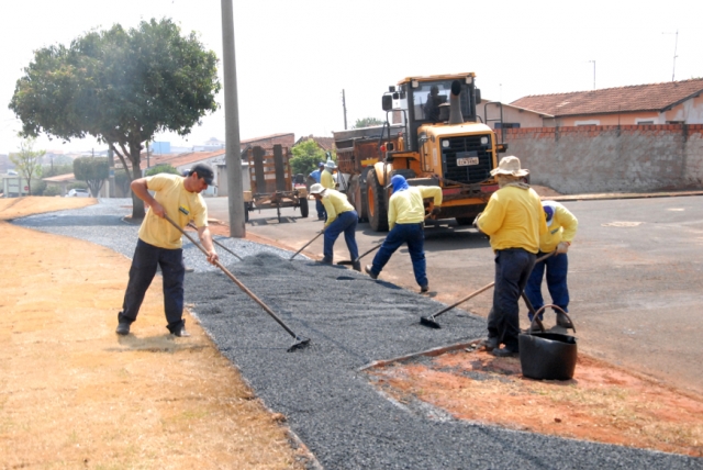 Servidores trabalham na pavimentação de passeio público na rua Anésia de Oliveira Lima