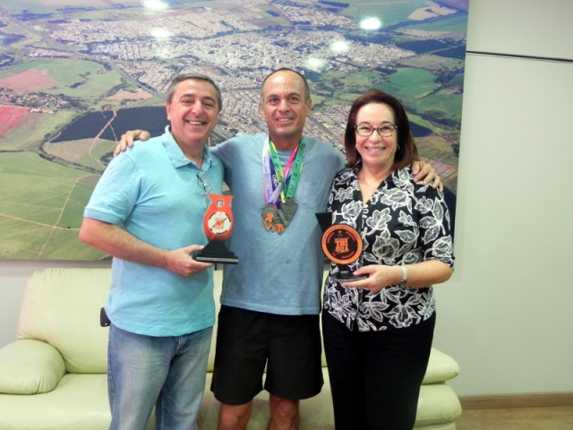 O  diretor de Esportes, José Lenci Neto e a Prefeita Bel  Lorenzetti com o atleta Eduardo  Caldeira