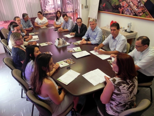 Integrantes do  Conselho  de Desenvolvimento  Econômico durante reunião com  Prefeita Bel  Lorenzetti