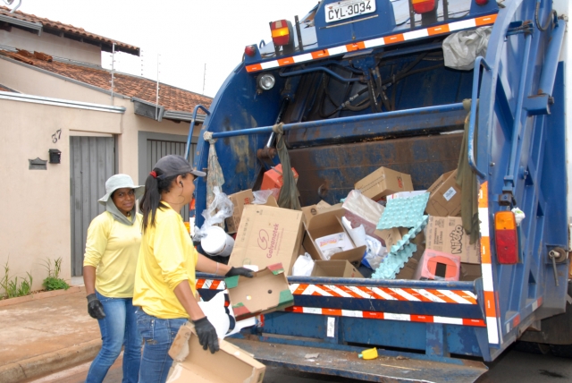Equipes realizam coleta de lixo no Jardim do Caju