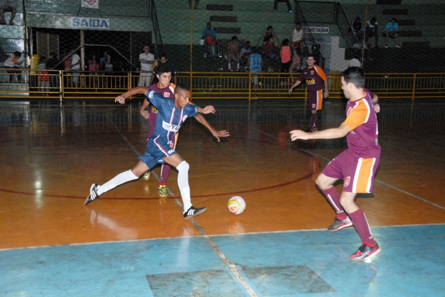 Lance do jogo entre Democrata e São José (Azul)