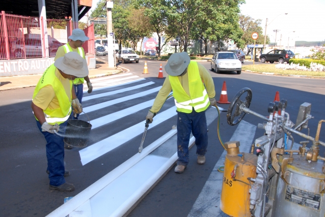 Equipes do Demutran trabalham na esquina das avenidas 25 de Janeiro com Papa João Paulo Segundo