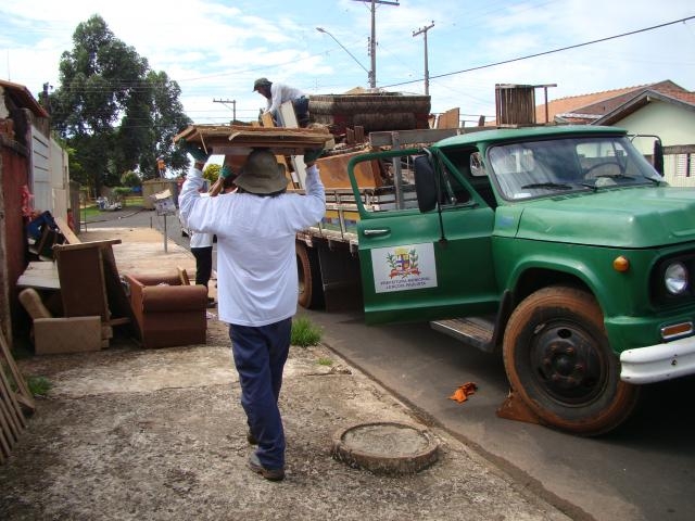 Fique de olho no dia que o mutirão vai passar no bairro e limpe seu quintal