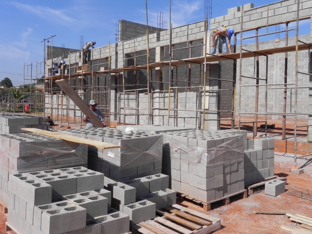 Operários trabalham na instalação de um dos galpões para instalação do Condomínio Empresarial