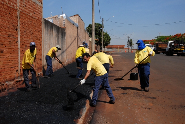 Equipes da Diretoria de Obras e Infraestrutura trabalham na pavimentação do passeio na rua Florindo Coneglian